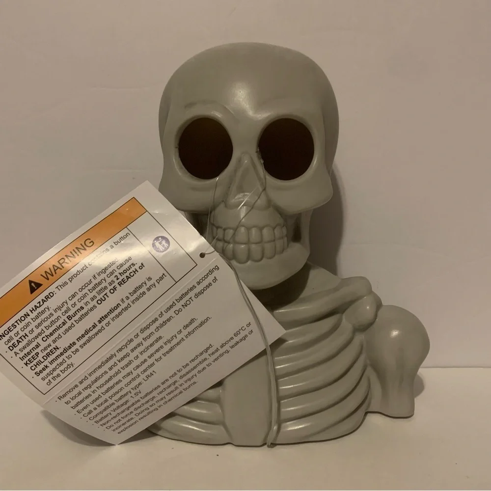 NWT. HYDE & EEK! Skeleton Bust Light Up Decor